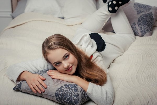 Le pyjama femme coton : votre allié pour des nuits douillettes